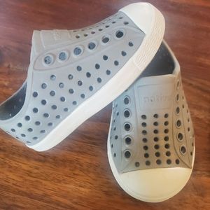 Native vegan grey Jefferson shoes,  toddler size c4